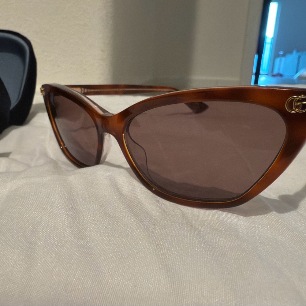 Gucci Tortoiseshell Cat-Eye Sunglasses with Gold Logo - Picture 2 of 3